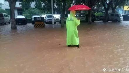 晋城暴雨,车辆被淹,冰箱在水中漂 晋城暴雨,车辆被淹,冰箱在水中漂