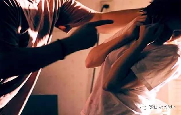 男子怀疑小16岁妻子出轨将其打残，家庭暴力的阴影