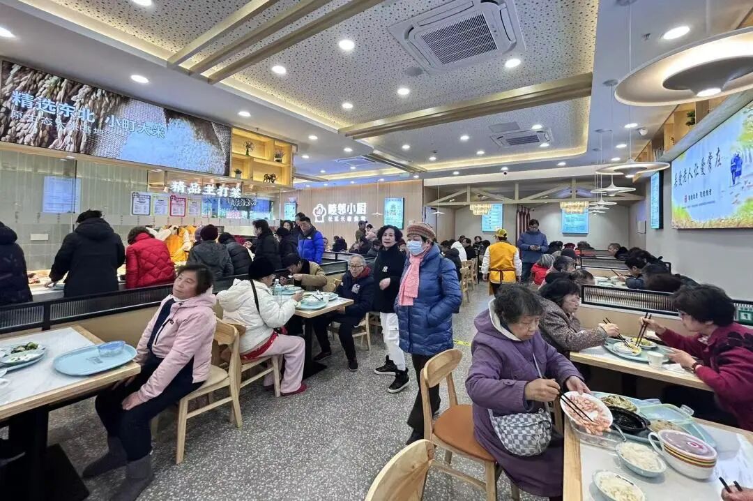 男子在自家酒楼旁开一元饭堂