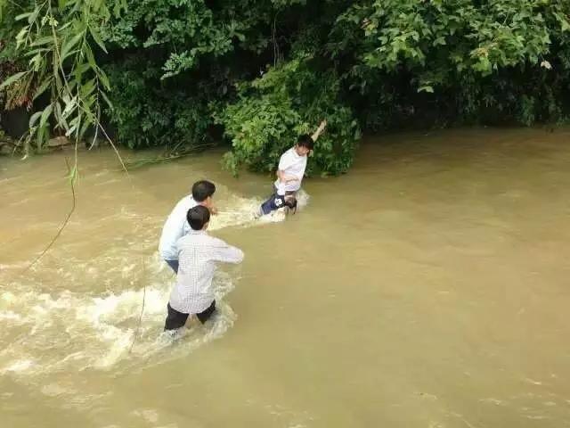 惊魂一刻，南宁女子街道上遭遇湍急水流不幸被冲走
