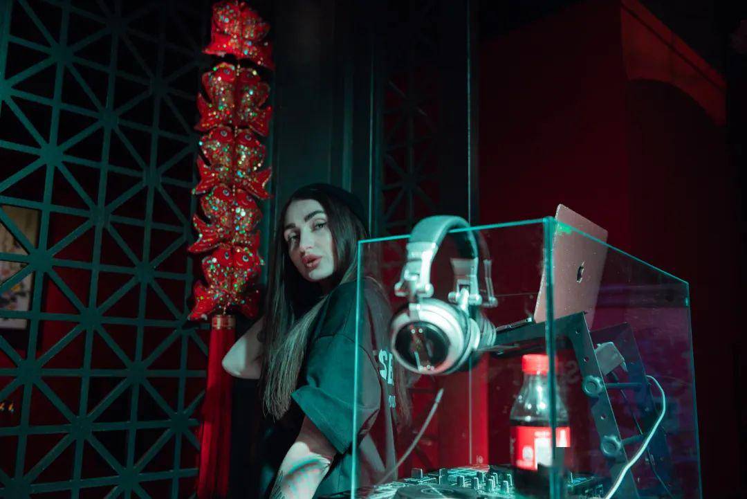 巴黎40℃的夏日奇遇，手摇扇子，明星们的硬核时尚