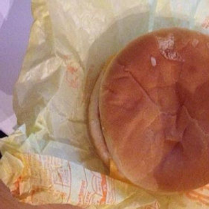 麦当劳汉堡肉饼吃出蓝色异物，一次意外，一次反思